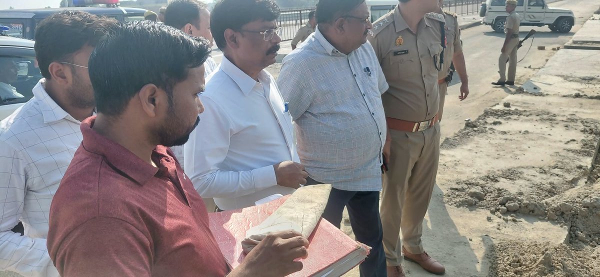 dm_hathras's tweet photo. पुलिस चौकी अगसौली को थाना बनाए जाने के दृष्टिगत जिलाधिकारी सत्य प्रकाश पटेल ने प्रस्तावित भूमि का स्थलीय निरीक्षण कर मौके की स्थिति का जायजा लिया।

उन्होंने संबंधित अधिकारियों को निर्देश दिए कि प्रस्तावित भूमि का नियमानुसार सत्यापन कर भूमि आवंटन से संबंधित आवश्यक अभिलेख एवं आख्या तैयार की जाए, ताकि अग्रिम कार्यवाही समयबद्ध ढंग से पूर्ण की जा सके।

जिलाधिकारी ने भूमि आवंटन से जुड़ी सभी औपचारिकताएं नियमानुसार पूर्ण करने तथा संबंधित विभागों के बीच समन्वय बनाए रखने के निर्देश दिए।

@CMOfficeUP @UPGovt @myogiadityanath @InfoDeptUP @ChiefSecyUP @sppatel69

#Hathras  #हाथरस #जिलाप्रशासन #dmhathras