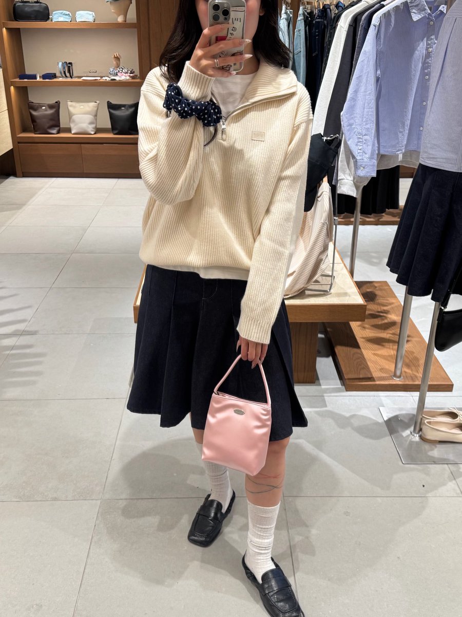 marithe_jp's tweet photo. 【ZOZOTOWN🧸】
新作ハーフジップニットが可愛い…🧶

首元のジップがアクセントになった
秋らしいカジュアルなハーフジップニット🍂

レイヤード次第で着こなしの幅も広がる一着…☕️
2026.10.23 (金) 18:00…🛋️ https://t.co/Xci9xzHTtR