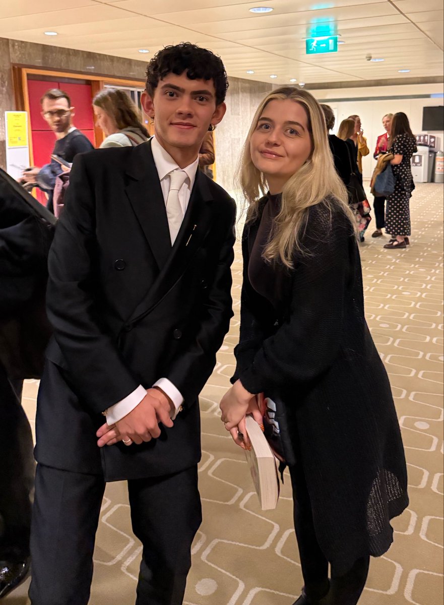 rxbeccajohnson's tweet photo. was so keen to meet Joe Locke this festival and stoked I managed to make it happen literally on day 1 - he was SO lovely 🥹 added another autograph to my Heartstopper Vol 6 🫶🏻✨ https://t.co/rVD5DEmVkx