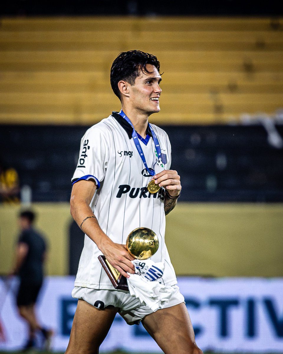 SebasGiovanelli's tweet photo. "Tenemos jugadores acostumbrados a pelear campeonatos y un CT que también ganó mucho. Fossati nos sorprendió, es un crack en el día a día, aparte no convenció de su idea" ⚽

🎙️ @rbentancourt en @MananaDelFutbol https://t.co/mbsKxdlUG3