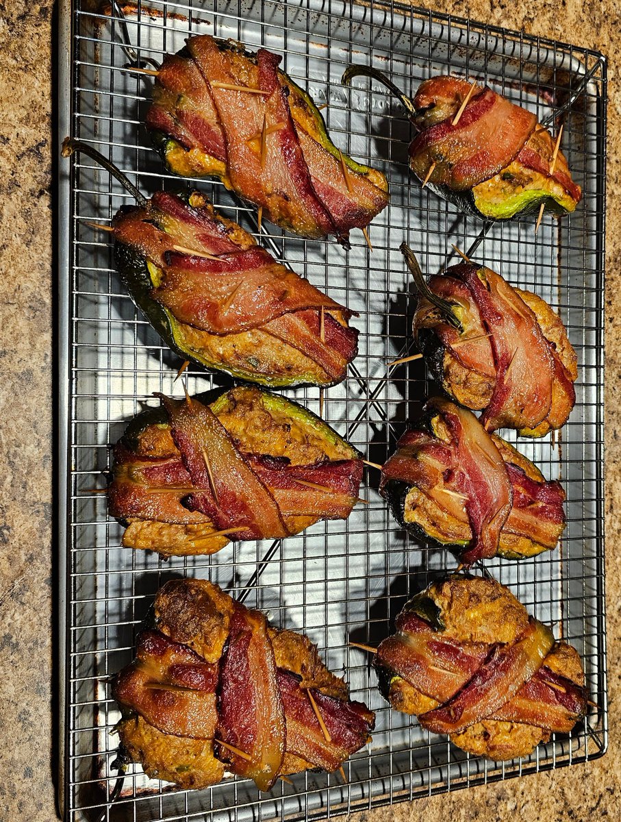 Riley13842's tweet photo. Easy dinner last night 🔥
4 poblano halved seeds removed 
1 lb pulled pork
1 block cream cheese
2 cups Cheddar 
1 Diced jalapeño seeds removed 
1-2 packages bacon
Glaze with bbq sauce at the end
Smoked at 275 for couple hours
#pulledpork #bbq https://t.co/MlUtv5F3nY