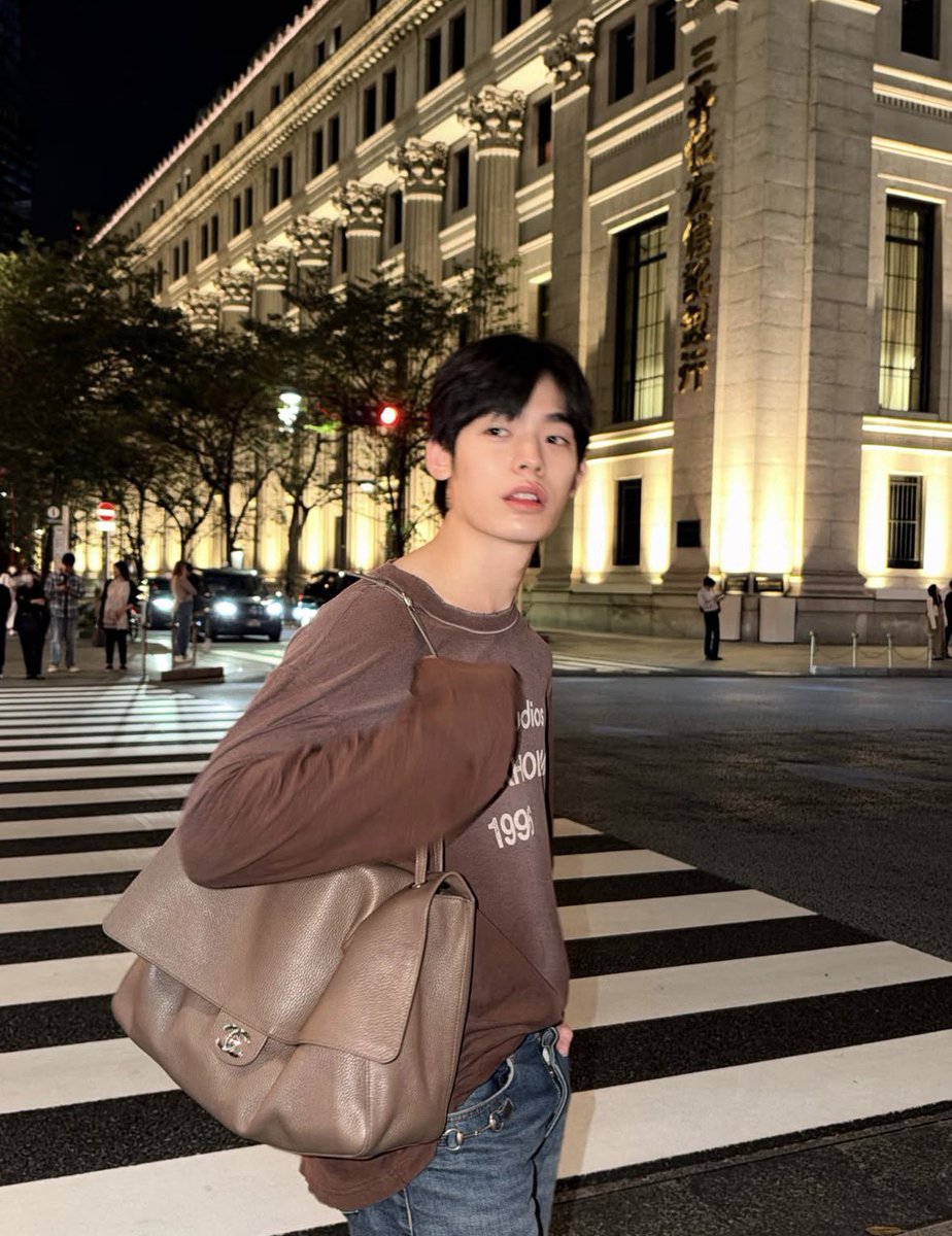withyouwerebear's tweet photo. ทั้งเนื้อทั้งตัวฮีเป็นล้านเด้อ เสื้อ Ance กระเป๋า Chanel กางเกง Gucci ถึงว่าม๋าเด็กทำงานหนักตุวเกลียวเชียว https://t.co/YpZXLrrZrG