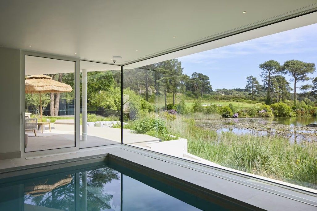 TheHolidayCots's tweet photo. 🏊‍♂️Hidden Lake is a stunning, spacious holiday home offering the perfect combination of luxury, relaxation &amp; entertainment, making it ideal for unforgettable group getaways &amp; family celebrations! 🥂
 
🛏️ 16
https://t.co/Dq7glFWjil

#HiddenLake #LuxuryHolidayHome #GroupGetaways https://t.co/bLv6KLo8jJ