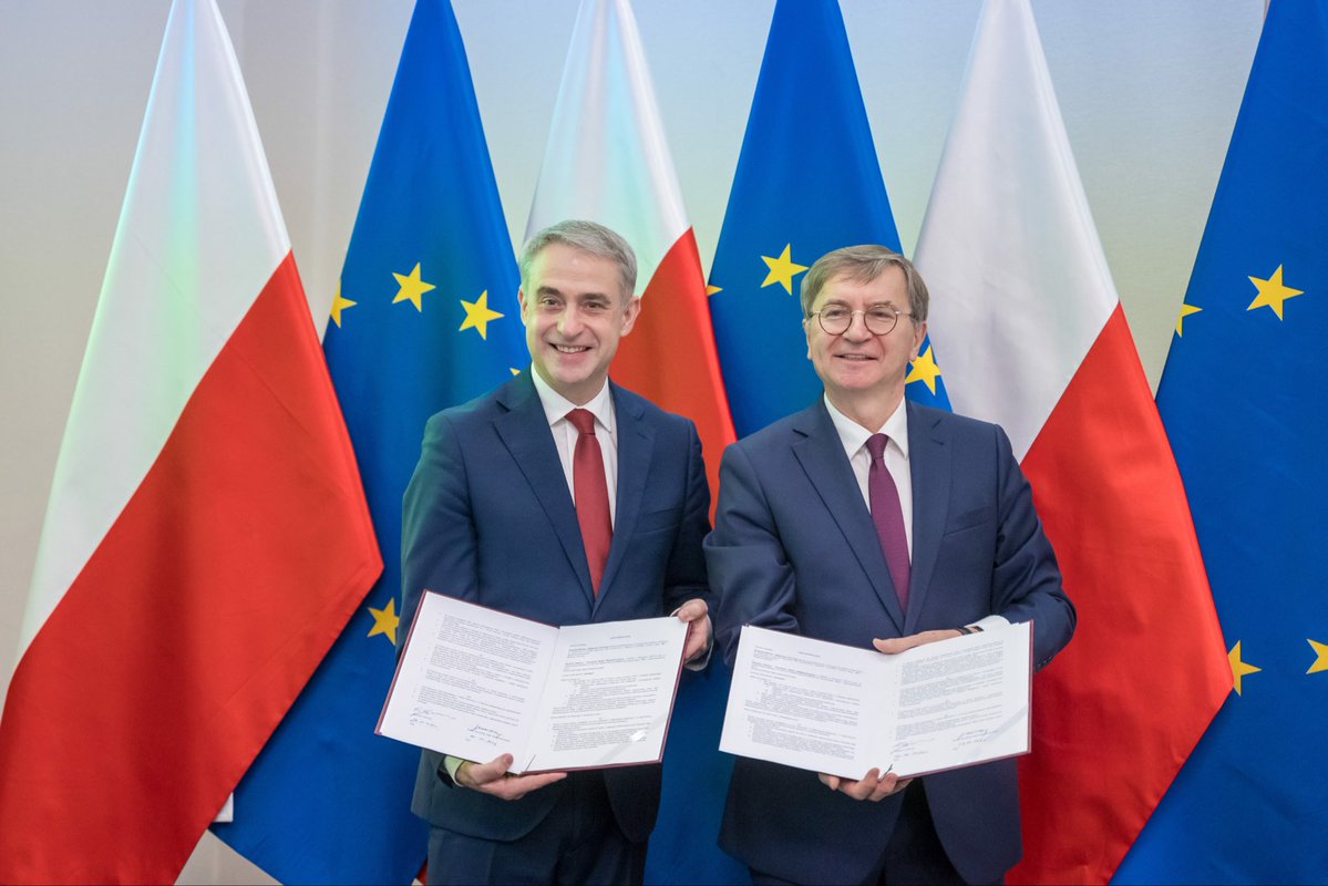 KGawkowski's tweet photo. Asystent Urzędniczy AI to narzędzie stworzone przez @CYFRA_GOV_PL, które wspiera codzienną pracę pracowników administracji publicznej. Teraz polski model językowy PLLuM trafi do Naczelnego Sądu Administracyjnego i  będzie pracował nad:
✅ streszczaniem i porównywaniem dokumentów, 
✅ generowaniem projektów pism, 
✅ wyszukiwaniem przepisów prawa 
✅ anonimizacją. 

Każdy dokument stworzony przez AI będzie musiał zostać sprawdzony i zatwierdzony przez sędziego. To prawdziwy przełom w sądownictwie. Cyfryzujemy Polskę i dbamy o bezpieczeństwo 💪🇵🇱