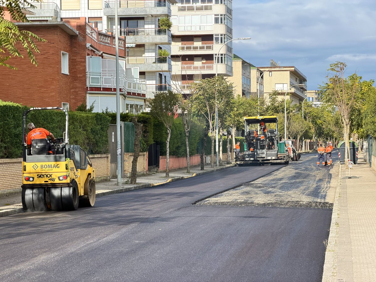 aytolaredo's tweet photo. 🚧 Cotinuamos con los trabajos de asfaltado del municipio. Esta vez seguimos con la Calle Enrique Mowinckel, que conecta con la avenida República de Colombia, cuyo asfaltado se llevará a cabo próximamente hasta la rotonda de salida de Laredo. https://t.co/Ywm0HZXXGO
