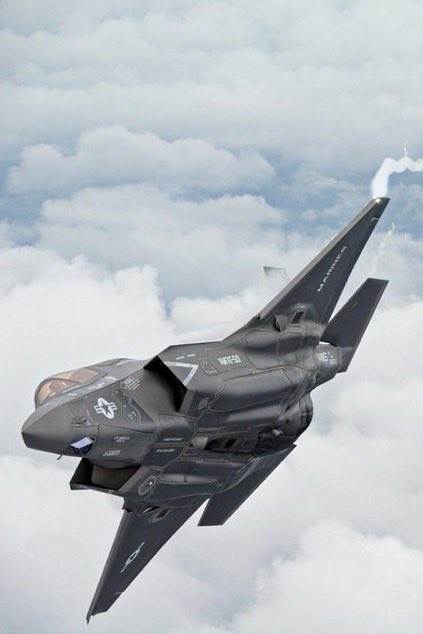 s0y95's tweet photo. اسطول القوات الجوية الملكية السعودية ، يرحب باللاعب الجديد “ F35” 🇸🇦  " https://t.co/sNl2MMt99P