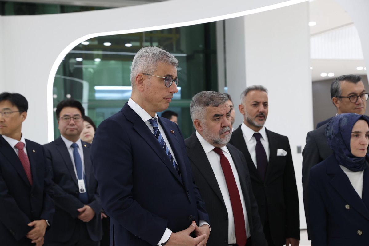 drmemisoglu's tweet photo. Güney Kore’deki resmi temaslarımız çerçevesinde bir diğer durağımız Celltrion oldu.

Biyobenzer ilaçların geliştirilmesinden seri üretimine kadar olan tüm aşamaları, Ar-Ge çalışmalarını ve kullanılan ileri teknolojileri yerinde inceledik.

Sağlıkta yerli ve milli üretim hedeflerimizi destekleyecek temaslarımızı sürdürüyoruz.