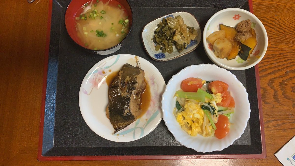 skfrpx's tweet photo. 今日の我が家晩ご飯

カレイの煮付け
野菜サラダ
かぼちゃの煮物
お味噌汁
お漬物 https://t.co/CjplRMFpvI