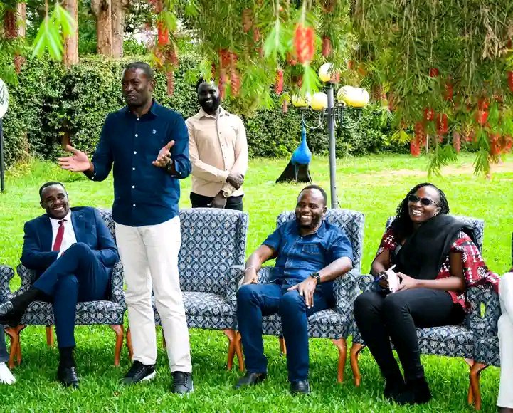 Wambuib4sky's tweet photo. Ona vile wanaskia smarta, wanasikia fine thank you, wanaskia bango bie 😂😂#SisiNdioSifuna https://t.co/gkifyGXnAZ