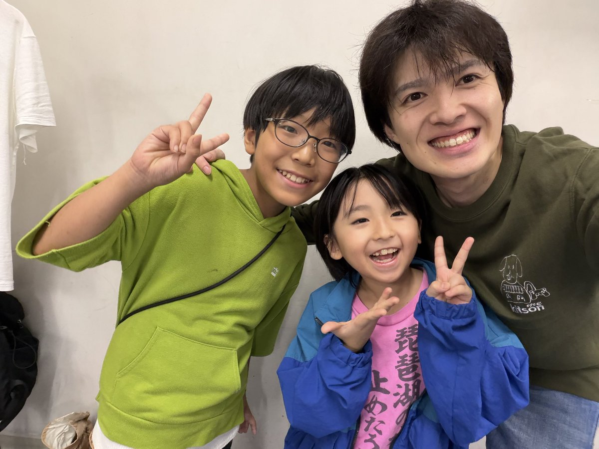 reizi_sakagaki's tweet photo. 夜公演ご来場誠にありがとうございました。
かんざんさん、今井さん700回と立くん、200回おめでとう御座います。

僕も素敵な先輩方のように、大切に紡いで行きたいと思います。

そら、とうまも来てくれた！
ありがとう〜。可愛い😍 https://t.co/lYnm73XgRs