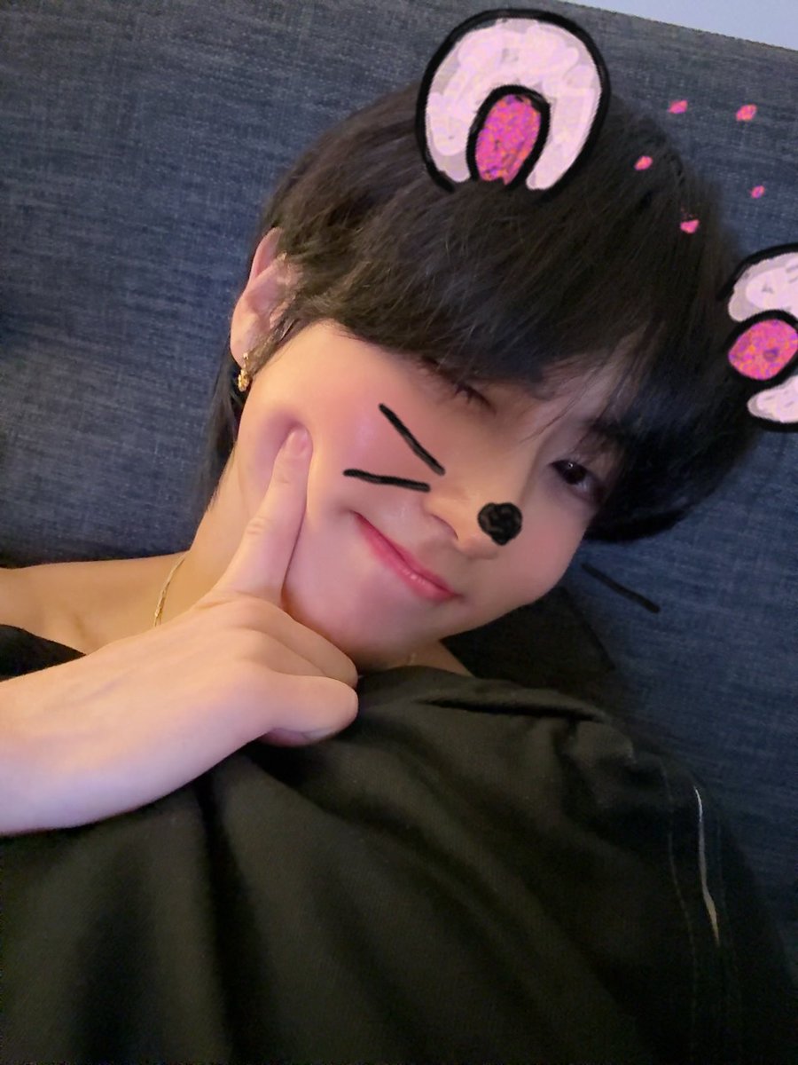 hansighh's tweet photo. HE IS NOT IN HIS FUCKING BED. HE IS SHIRTLESS IN LEEKNOWS BED. https://t.co/3LfQSTdwzC