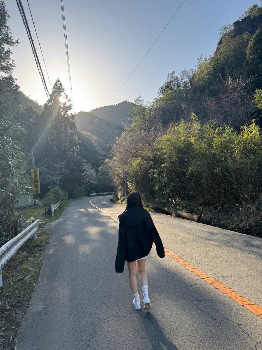 ruby_pleasure_'s tweet photo. 온 힘을 다해 앞으로 달리는 삶을 좋아한다. 
하지만 그것만으로 삶을 다 써버리고 싶지는 않다. 
충분히 달린 뒤에는 미련 없이 반환점을 돈다. 
똑같은 풍경인데도 돌아가는 길은 여유롭고 아름답다. 히늘을 보며 스스로를 해방시킨다. 
때로는 뜨겁게 쏟아부을 때보다 그것으로부터 돌아서는 순간에 더 많은 것을 발견하기도 한다. 
더 멀리, 더 높은 곳에 도달하지 않아도 고개를 드는 것만으로 충분히 아름다운 세계가 있다는 것을 자주 기억하려 한다.