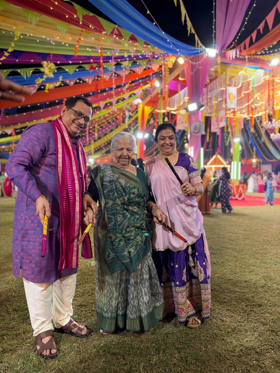 KiritkrJPatel's tweet photo. नवरात्रि के इस पावन पर्व पर अपने परिवार के साथ आनंदमय पल बिताना और विशेष रूप से अपनी पूजनीय माताजी का सान्निध्य एवं आशीर्वाद प्राप्त करना मेरे लिए अत्यंत सौभाग्य और आत्मिक सुख का विषय है। माँ का प्रेम, त्याग, संस्कार और आशीर्वाद जीवन की सबसे अनमोल धरोहर हैं। माँ के चरणों में ही स्नेह, शक्ति और संस्कारों का सच्चा संसार बसता है। इस पावन नवरात्रि में एक ओर माताजी का स्नेहिल आशीर्वाद प्राप्त हो रहा है, तो दूसरी ओर माँ अम्बे की असीम कृपा का अनुभव भी हो रहा है। इन दोनों मातृशक्तियों का आशीर्वाद मिलना मेरे लिए परम सौभाग्य की बात है। मन श्रद्धा, कृतज्ञता और आनंद से परिपूर्ण है। 

माँ अम्बे से प्रार्थना है कि मेरी माताजी सदैव स्वस्थ एवं प्रसन्न रहें और उनका स्नेहिल आशीर्वाद हम सभी पर बना रहे। माँ जगदम्बा की कृपा से सभी के जीवन में सुख, शांति, समृद्धि और खुशहाली बनी रहे।
माँ का आशीर्वाद और माँ अम्बे की कृपा, इससे बड़ा सौभाग्य जीवन में और क्या हो सकता है!

जय माँ अम्बे!