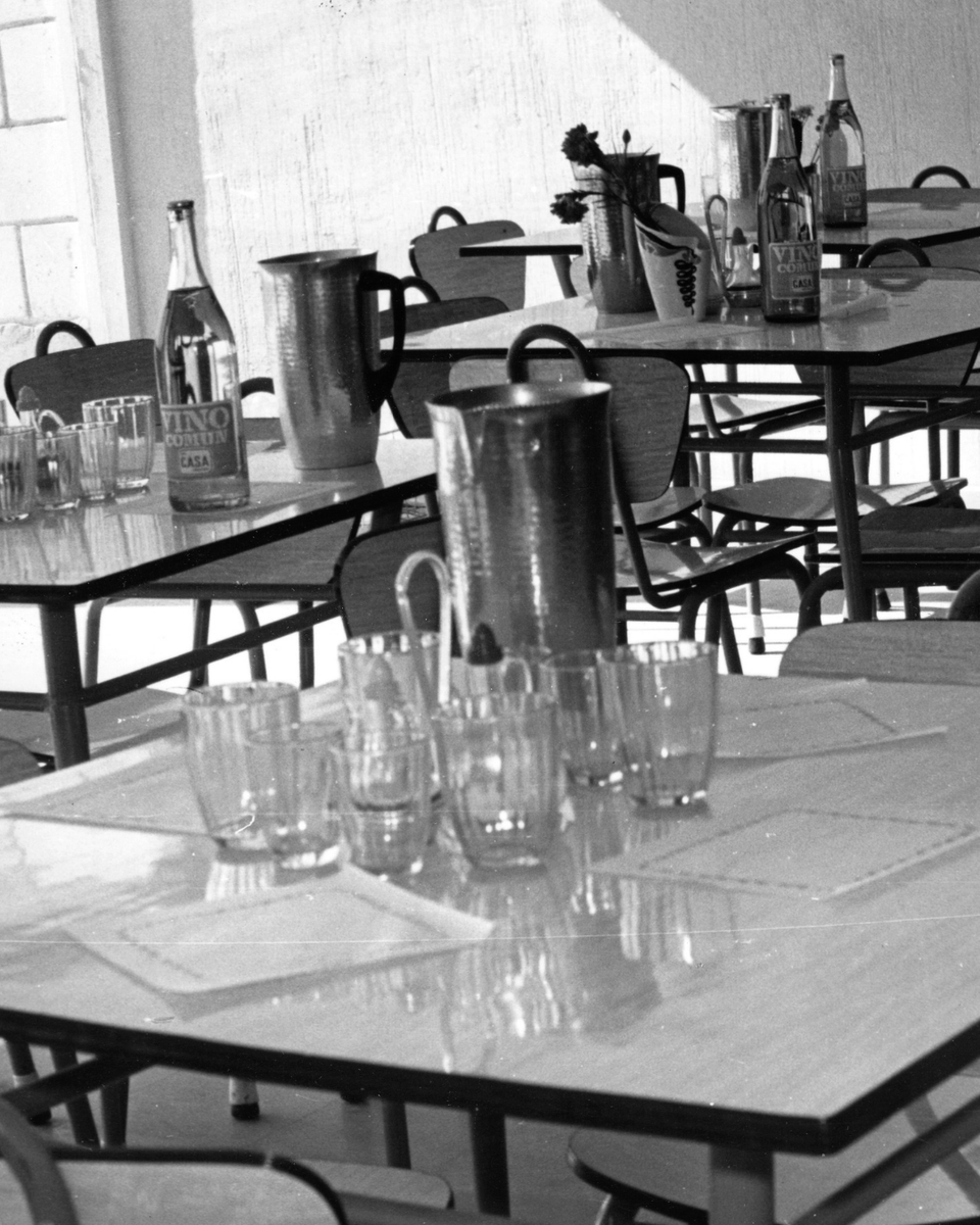 clesa's tweet photo. Si estas jarras hablaran, nos contarían mil historias. 🥛✨

Fotos del archivo, del comedor de la fábrica, de cuando la leche se compartía en vasos de vidrio y la sobremesa no tenía prisa.

¿Qué recuerdos os traen a vosotros? Os leemos. 😉

#Clesa #Desde1943 https://t.co/42mhqmhzqZ