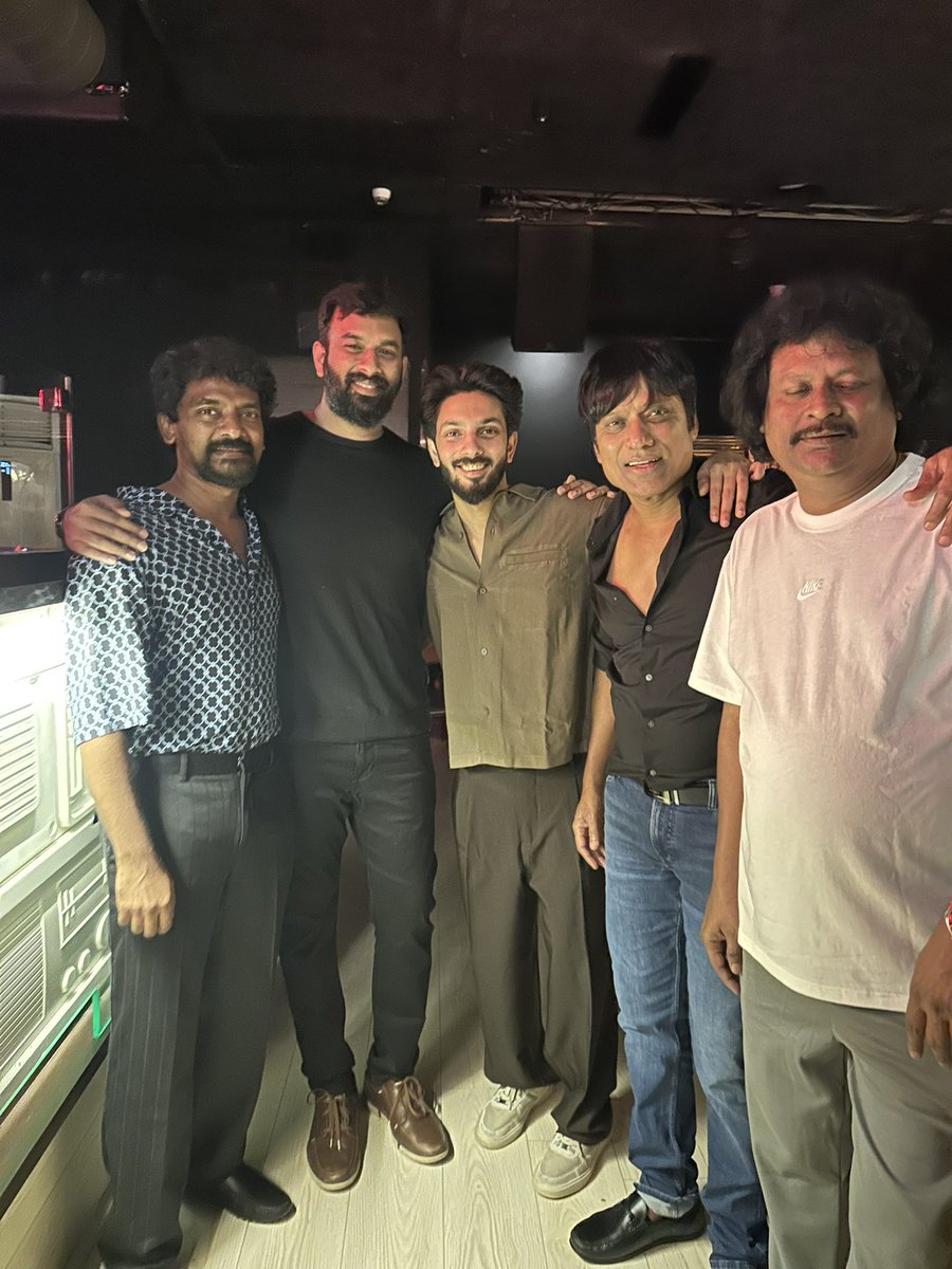 Lyricist_Vivek's tweet photo. Celebrating the success of Jailer 2 with my dearest @anirudhofficial @Nelsondilpkumar @iam_SJSuryah and Moorthy sir. Love you team 😘

Thanks to Super⭐️ @rajinikanth sir, @sunpictures , srini bro n entire music team of Ani bro. https://t.co/oWXD7reaYQ