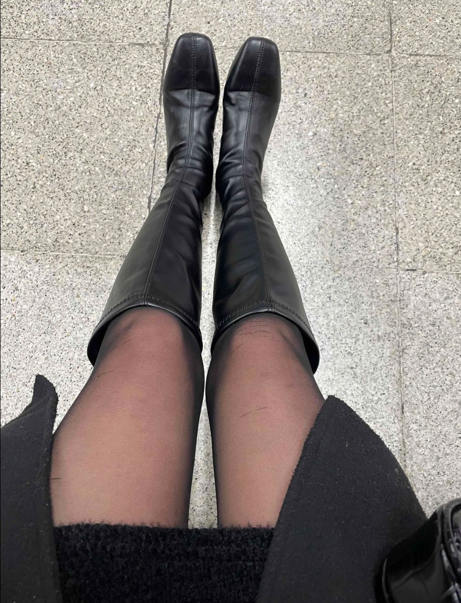 fdhuua20's tweet photo. 이제 부츠 신어도 땀 안나는 보송한 계절이 왔따
부츠지갑들 기어와서 신상 부츠 상납 도게자 박고 실시 ㅗ ~

#핀돔 #상납 #펨돔 https://t.co/XsIAzbjgB5