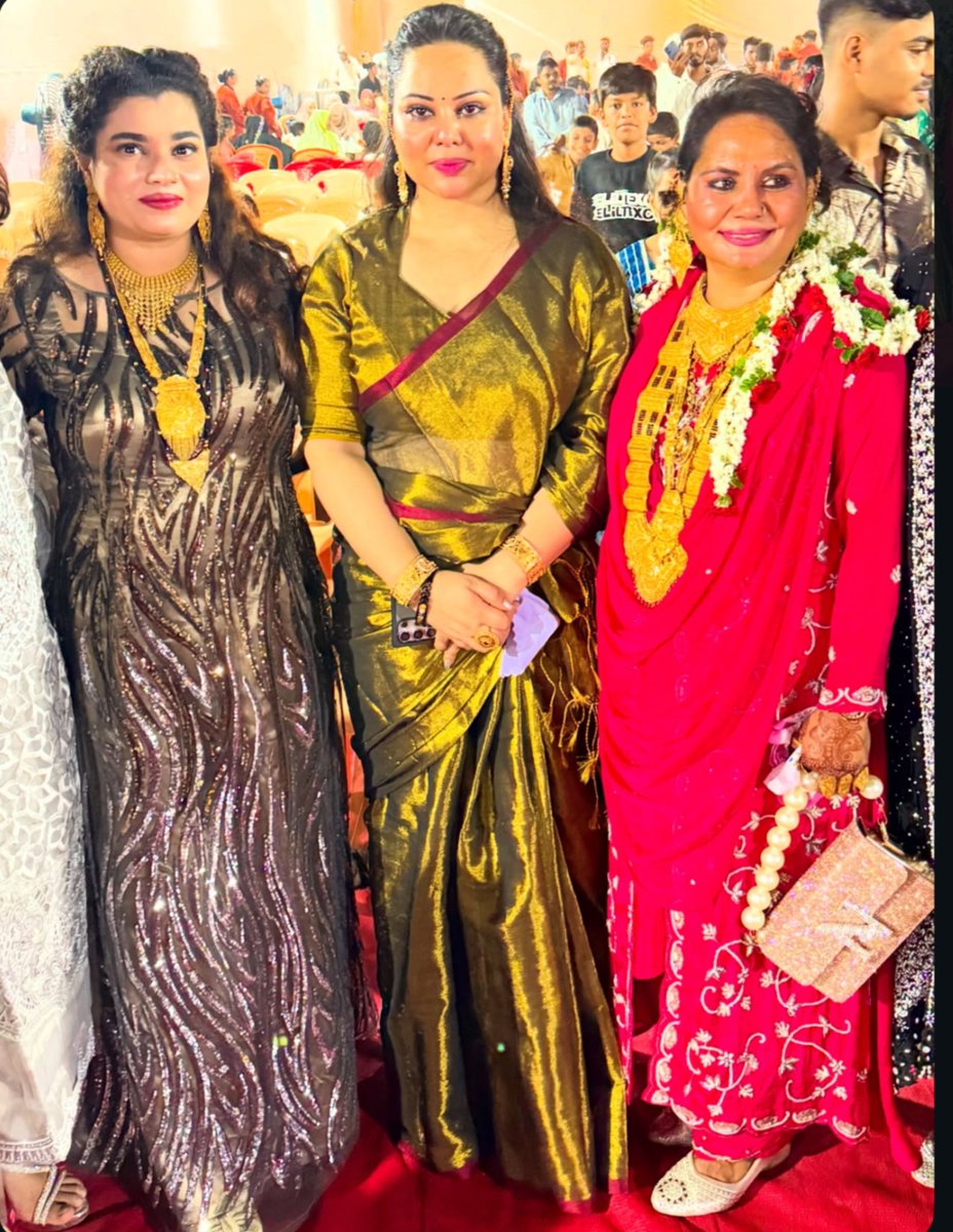 zaarakhan1208's tweet photo. 🤲🏻❤️ नाज़मा आपा के भांजे की शादी में शिरकत करने की सआदत हासिल हुई 💐✨

इस मुबारक मौके पर नाज़मा आपा और उनके पूरे परिवार को दिल से मुबारकबाद। 🤲🏻🌹

अल्लाह पाक इस नए ���ोड़े के निकाह में बरकत अता फरमाए, दोनों के दरमियान मोहब्बत और इस जोड़ी को हमेशा सलामत रखे। आमीन सुम्मा आमीन। 🤲🏻❤️ https://t.co/DgS3M1DXZL