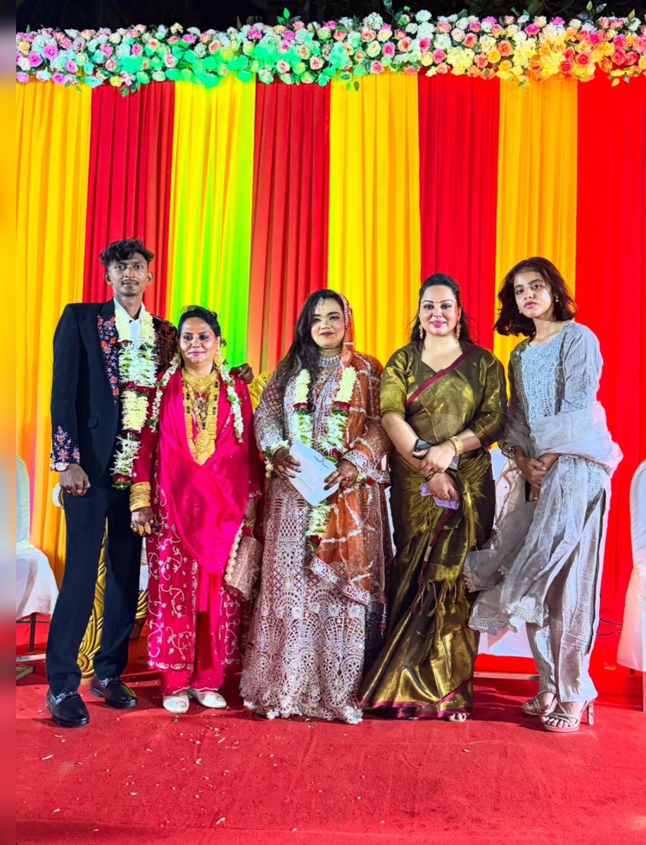 zaarakhan1208's tweet photo. 🤲🏻❤️ नाज़मा आपा के भांजे की शादी में शिरकत करने की सआदत हासिल हुई 💐✨

इस मुबारक मौके पर नाज़मा आपा और उनके पूरे परिवार को दिल से मुबारकबाद। 🤲🏻🌹

अल्लाह पाक इस नए ���ोड़े के निकाह में बरकत अता फरमाए, दोनों के दरमियान मोहब्बत और इस जोड़ी को हमेशा सलामत रखे। आमीन सुम्मा आमीन। 🤲🏻❤️ https://t.co/DgS3M1DXZL