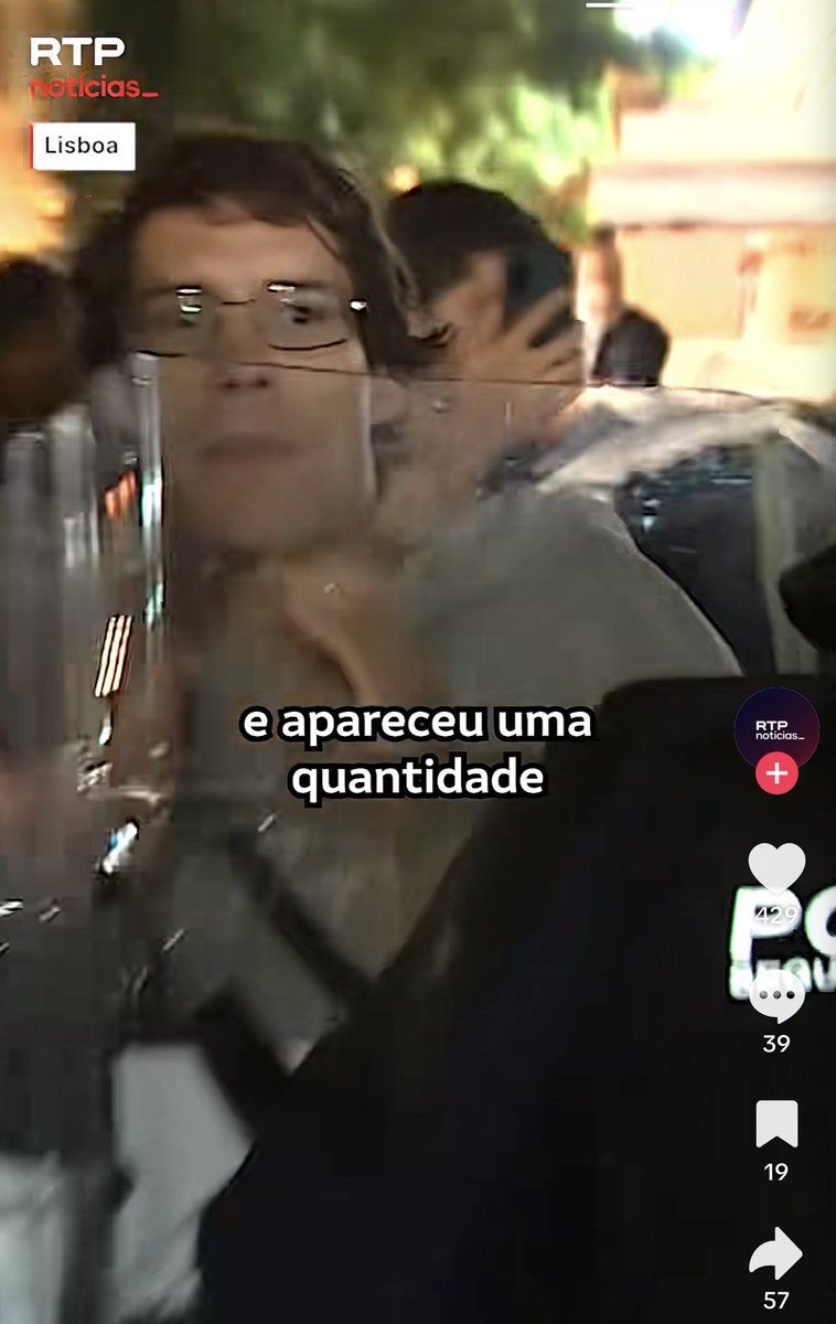 Simao_Jorgensen's tweet photo. O jovem que acordou em sobressalto e foi agredido por falar com a PSP afinal já estava acordado e bem presente na linha da frente do cordão humano

Muito gostam de mentir e de criar narrativas falsas, pena que desta vez as câmaras já estavam lá. https://t.co/a6rUiA2PNQ
