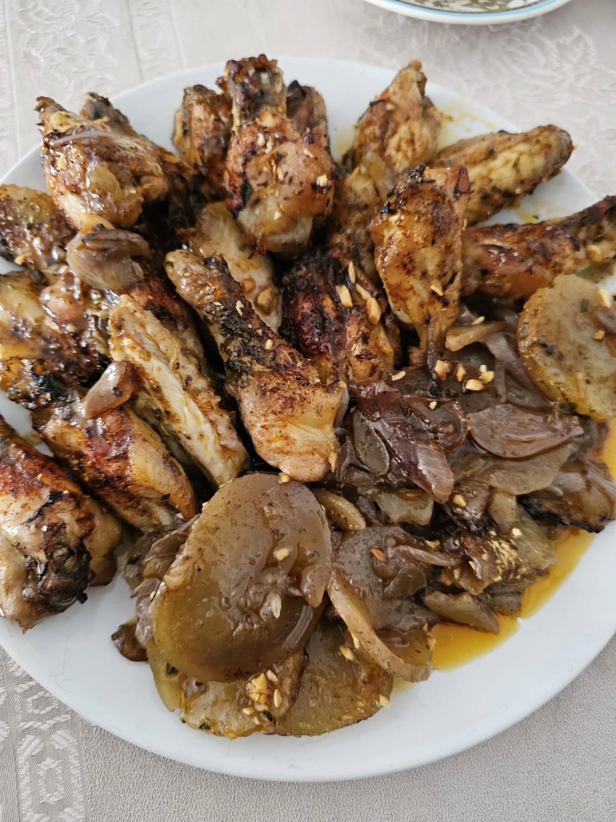 sontagricacl's tweet photo. Today we’re enjoying oven-baked chicken wings. Ingredients
2 potatoes
2 onions
Chicken wings
Extra-virgin olive oil
Red wine
Salt, oregano, garlic powder, sweet paprika

Preheat the oven to 180°C. Add a drizzle of olive oil and red wine to an https://t.co/vYF3FEXaxL