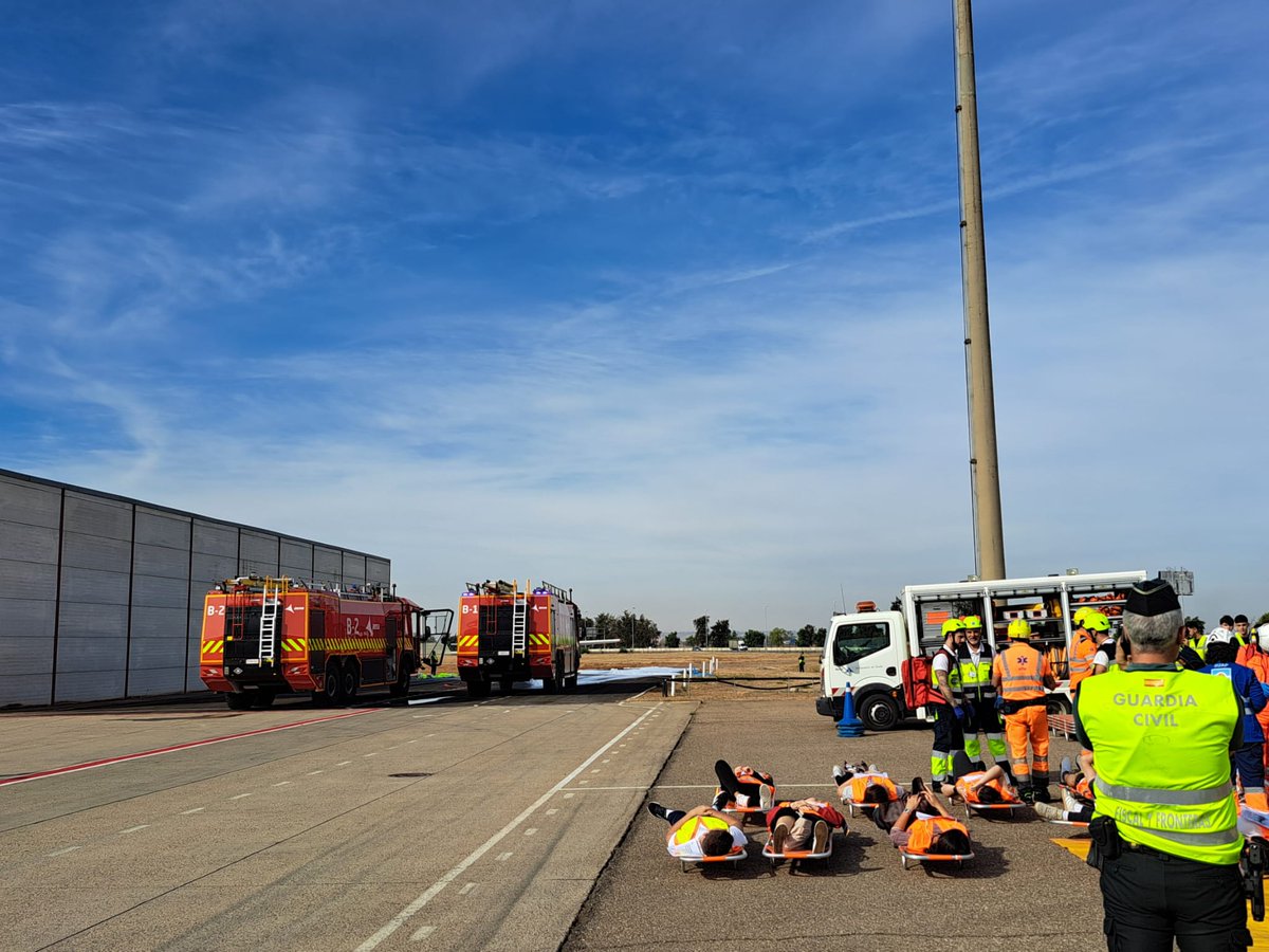 aena's tweet photo. 🛫 El #Aeropuerto de #Sevilla ha acogido un simulacro general de emergencia aeronáutico en el que han participado alrededor de 170 efectivos de @E112Andalucia y @EmergenciasSev, entre otros.

🚨 El ejercicio ha consistido en la recreación del incendio de un avión birreactor durante el proceso de embarque, mientras se efectuaba el repostaje.

🫱🏻‍🫲🏻 El objetivo de estos simulacros es evaluar los procedimientos establecidos en el Plan de Autoprotección del aeropuerto, así como analizar los tiempos de reacción de los colectivos implicados y optimizar su coordinación.
 
Más información: https://t.co/x0l71ZijTV