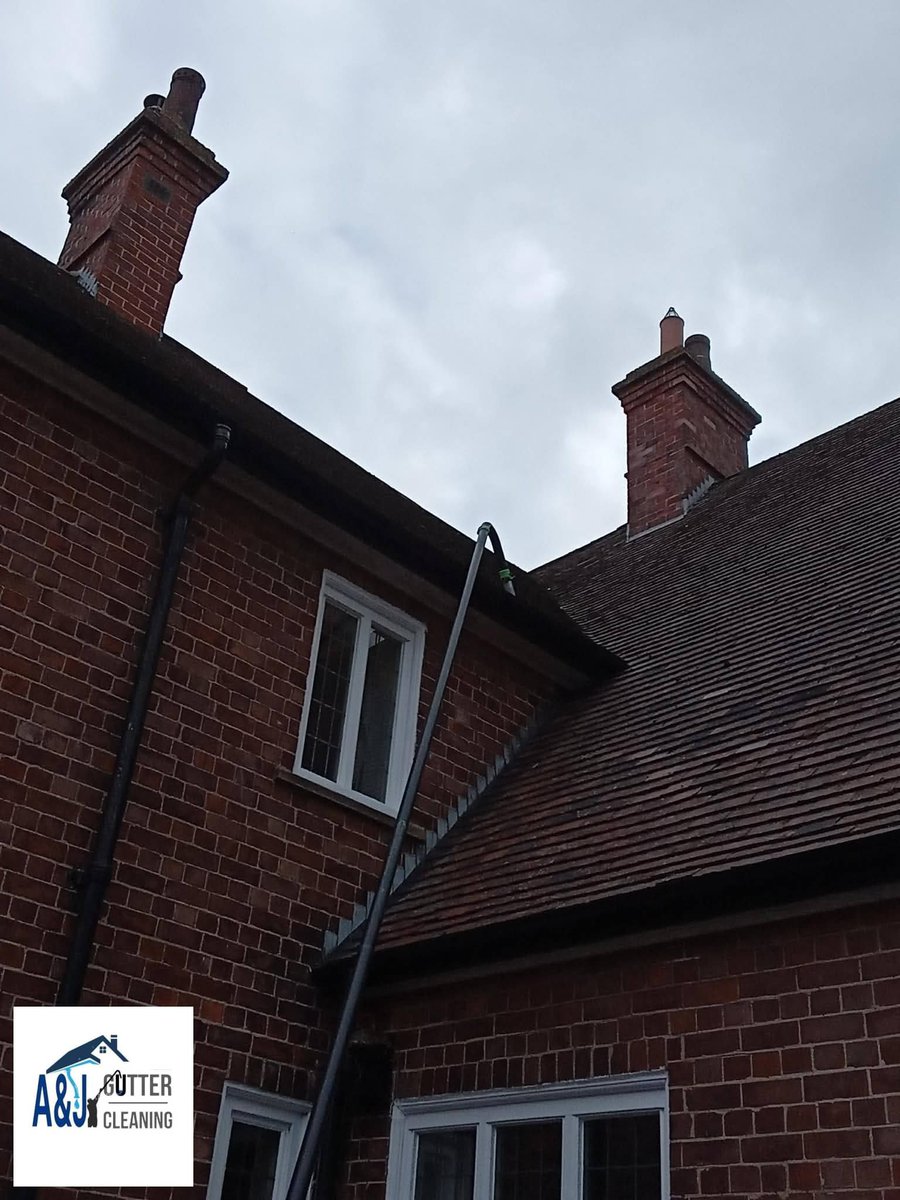 ajgutterclear's tweet photo. This mornings job in lowthorpe, leaves & moss causing problems in the cast iron gutters, all cleared, job done for now as the trees are still full of leaves #Bridlington #Hunmanby #Bempton #Flamborough #filey #Driffield #Hornsea #beverley #GutterCleaning #eastyorkshire #leven https://t.co/9mopcJLTGj