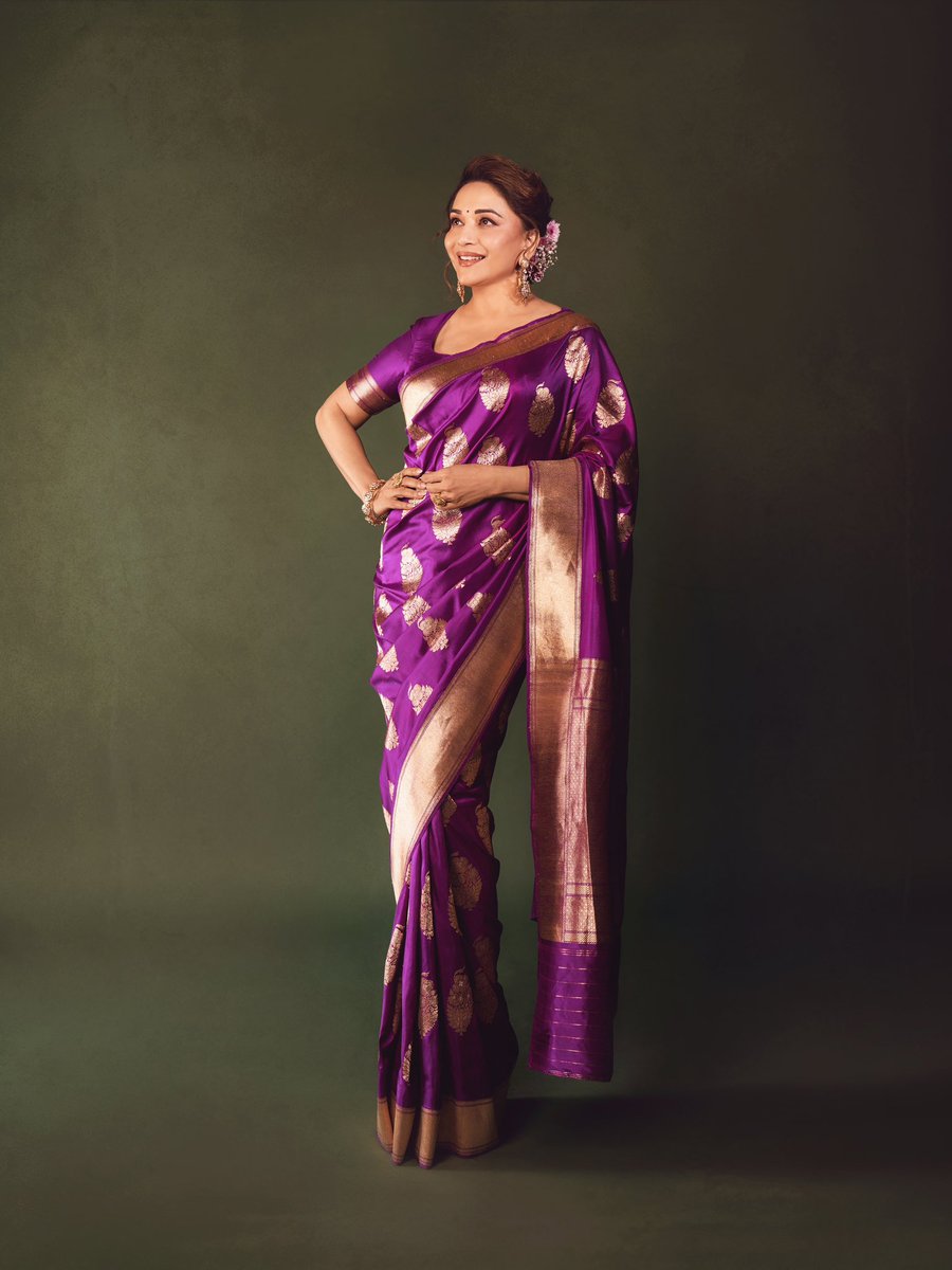 MadhuriDixit's tweet photo. नव्या आशांचा, नव्या सुरुवातीचा सण! विजयादशमीच्या हार्दिक शुभ❤️ https://t.co/QMwehIJWqK