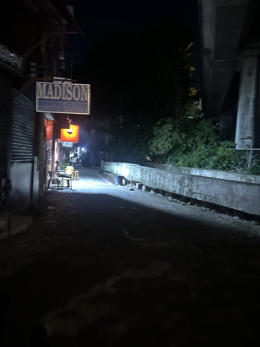 sourcyde's tweet photo. first time going home this late buong #manila life https://t.co/ay0iKgZ36F
