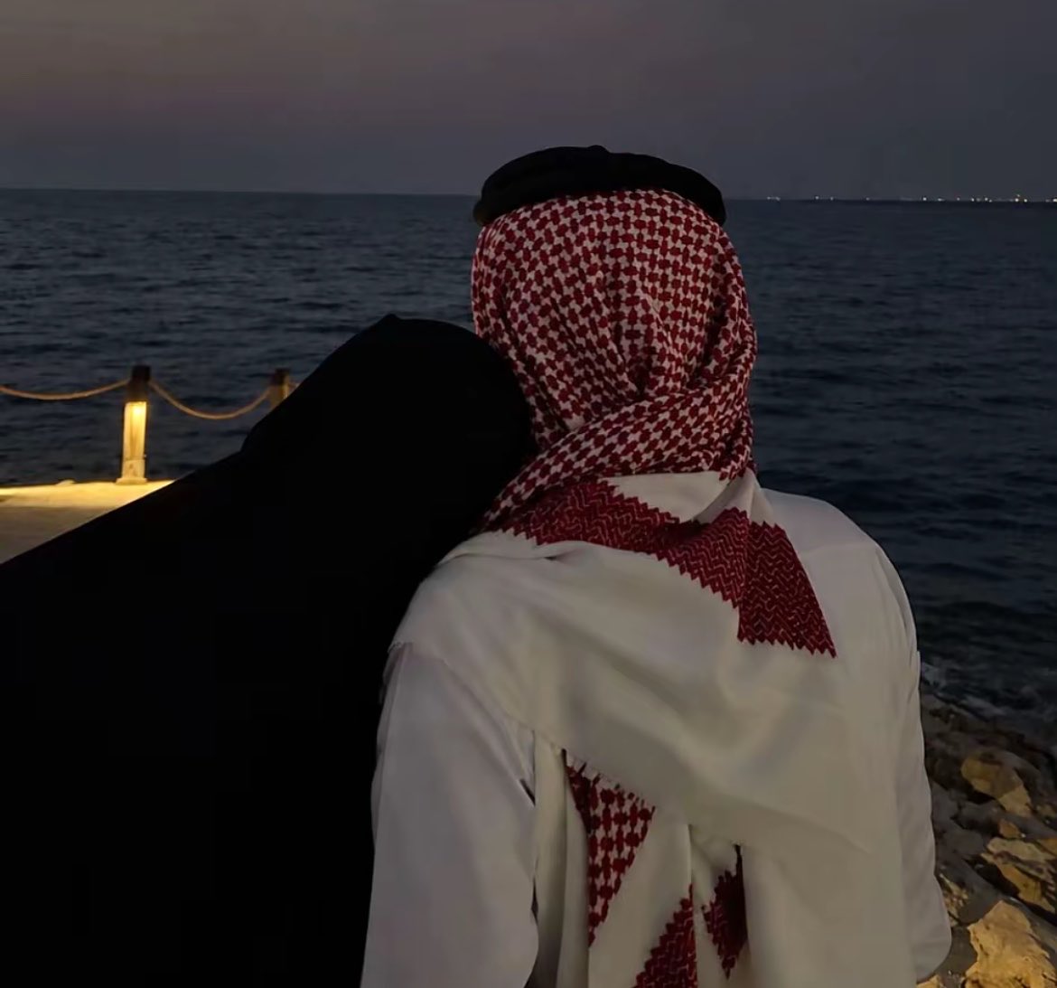 n20_0a's tweet photo. احبك حب يسمونه البدو يويل 
حالي واعشقك عشق يسمونه 
الحضر انت حقي لحالي https://t.co/AdAdrSDv3r