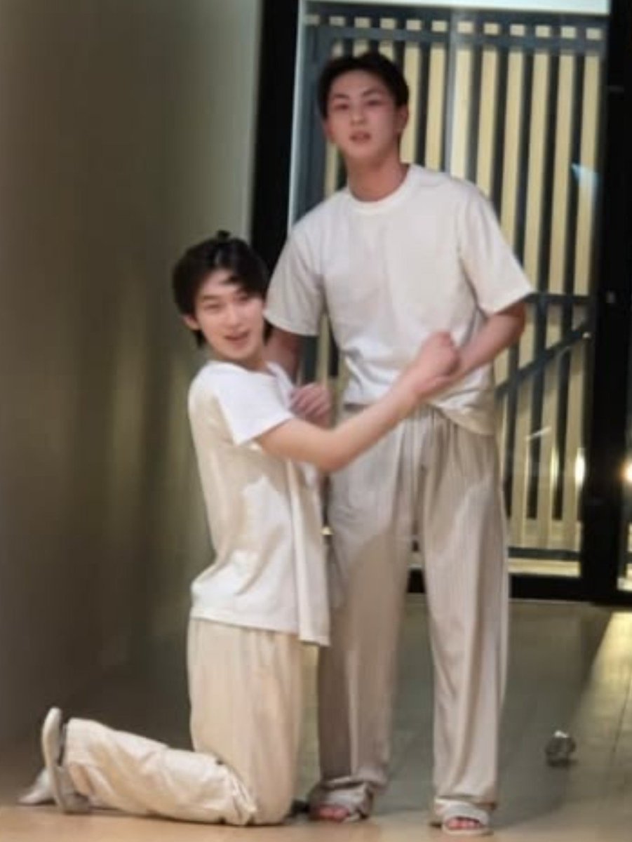hypersunova's tweet photo. i love this genre of sunwon pictures https://t.co/s7daFhvcPz