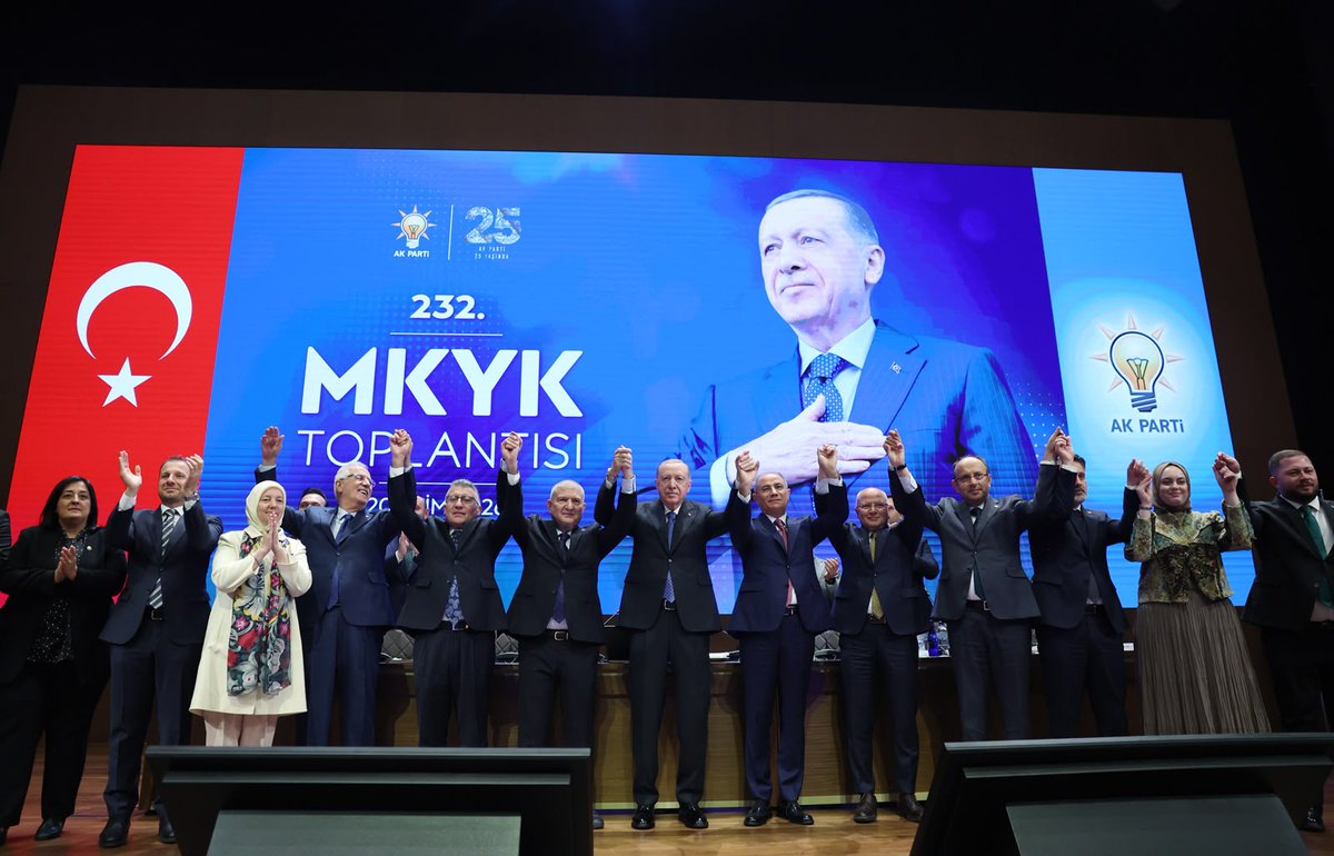Akparti's tweet photo. Genel Başkanımız ve Cumhurbaşkanımız Sayın Recep Tayyip Erdoğan, MKYK toplantımızda partimize katılan Bursa Milletvekili Cemalettin Kani Torun’a rozetini taktı.

Milletimizden aldığımız destek ve güçlenen kadrolarımızla, ülkemize hizmet yolunda çalışmaya devam ediyoruz. https://t.co/optVRtPWUv