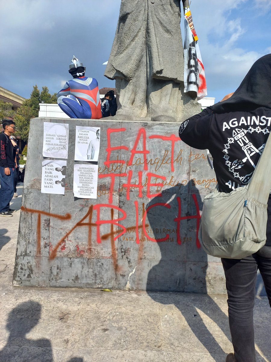 bourdyu's tweet photo. Some "arts" I captured at today's protest! https://t.co/41I71BC1yS