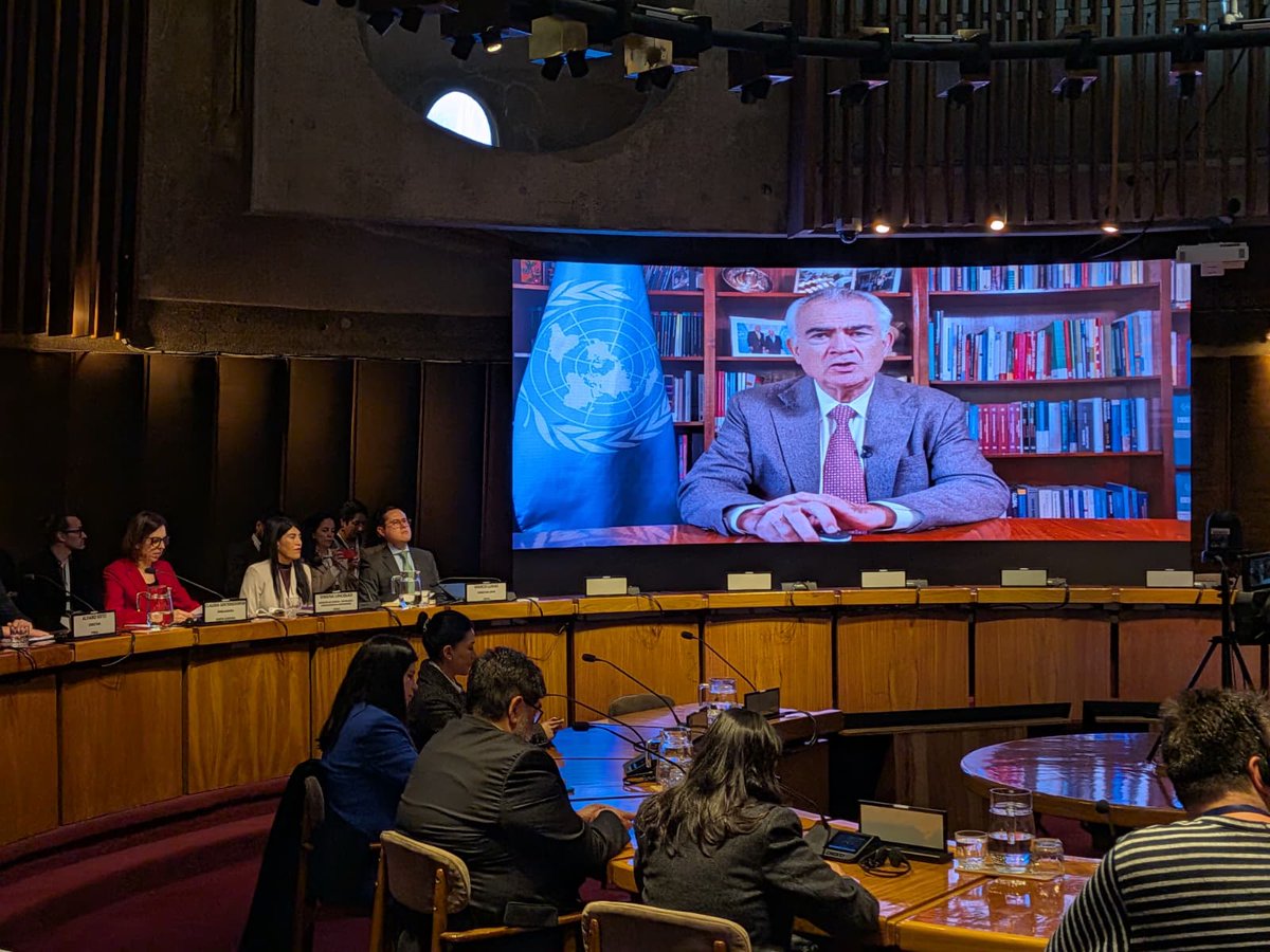 cepal_onu's tweet photo. 🗨️Secretario Ejecutivo de la #CEPAL, José Manuel Salazar-Xirinachs (@JoseMSalazarX), en lanzamiento del #ILIA2026: “Para América Latina y el Caribe, la pregunta no es simplemente cómo adoptar la inteligencia artificial, sino cómo utilizarla estratégicamente para enfrentar nuestros principales desafíos, en particular para superar las trampas que limitan el desarrollo de la región, y ponerla al servicio del bienestar, los derechos y las oportunidades de las personas”.
“Esto supone pasar de una adopción pasiva a una estrategia proactiva, que nos permita definir prioridades, desarrollar capacidades propias y orientar la #IA hacia nuestros objetivos económicos y sociales”, apuntó la máxima autoridad de la @cepal_onu.
Es aquí, dice Salazar-Xirinachs, donde el #ILIA cumple una función fundamental: "No es solamente un índice ni un ranking de países; es un instrumento para apoyar políticas públicas basadas en evidencia".
🔴 https://t.co/mZgkaeGiRD
#InteligenciaArtificial