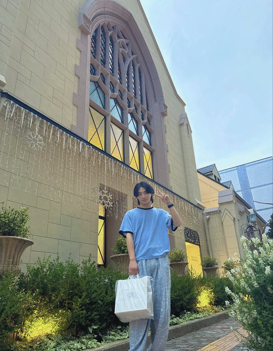 haruto_0927_'s tweet photo. 卒業パーティーの稽古でした🐳
久しぶりに一緒に踊るメンバーもいてめちゃくちゃ楽しすぎました😆

この前、用事の前に久しぶりにFREUNDLIEBへ行きました⛪️
いろいろ買えました🍪

今朝のAppleが大きかったので、わんちゃん喜んでくれるかなと見せたら怖がっていました🐶
一緒に美味しく食べました🍎

#神戸セラボ #髙山晴澄