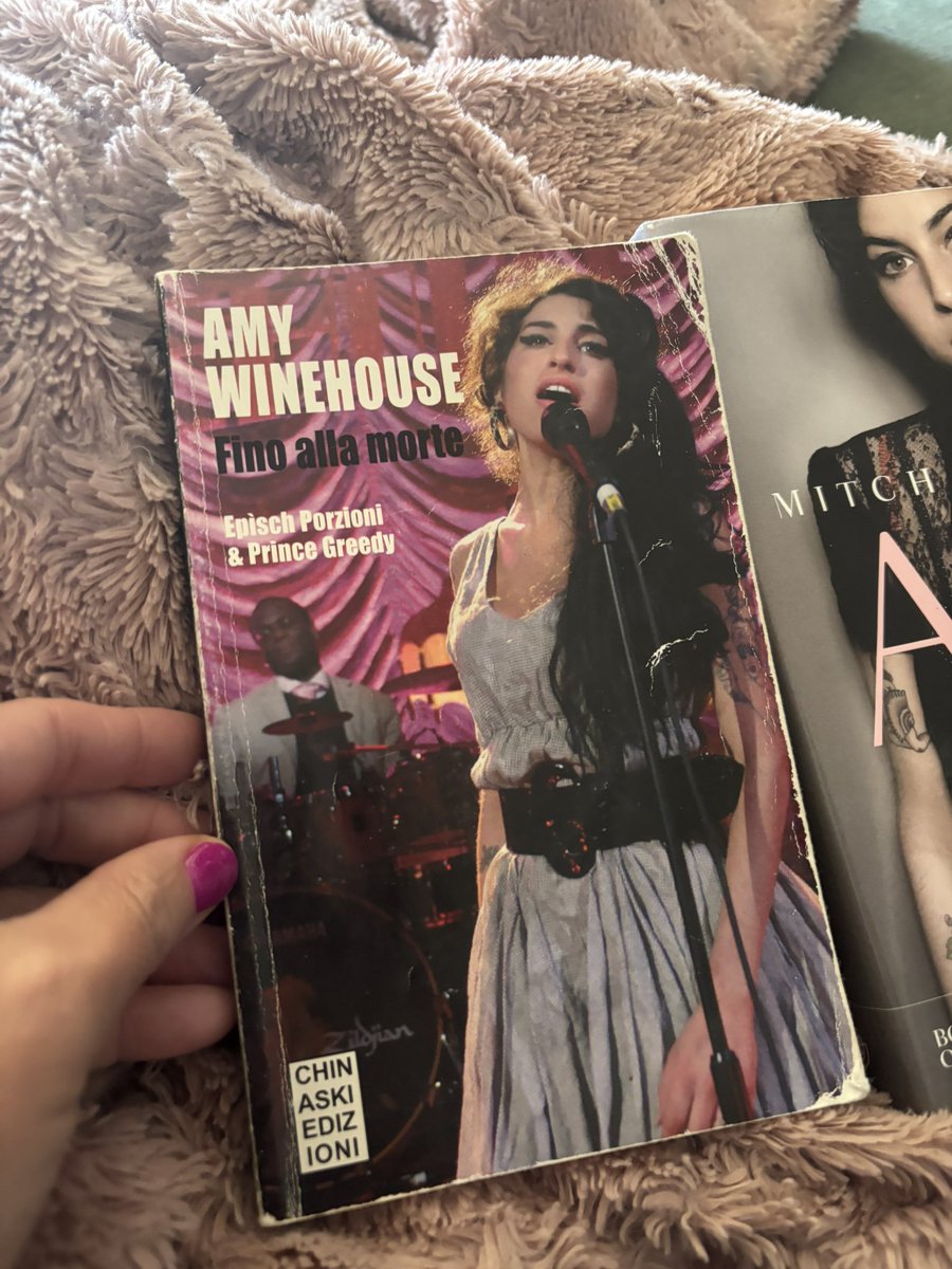 NLJanaina's tweet photo. @mounds_shame Ero anche follemente appassionata di Amy Winehouse. I libri usciti dopo la sua morte, compreso quello scritto da sua figlia, mi hanno aiutata molto a imparare l’italiano. Anche la musica italiana è stata fondamentale. https://t.co/CIhhcCrVc7
