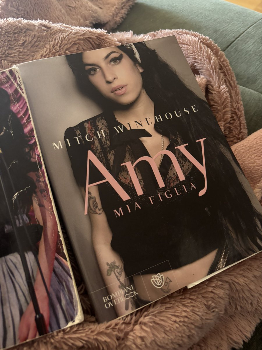 NLJanaina's tweet photo. @mounds_shame Ero anche follemente appassionata di Amy Winehouse. I libri usciti dopo la sua morte, compreso quello scritto da sua figlia, mi hanno aiutata molto a imparare l’italiano. Anche la musica italiana è stata fondamentale. https://t.co/CIhhcCrVc7