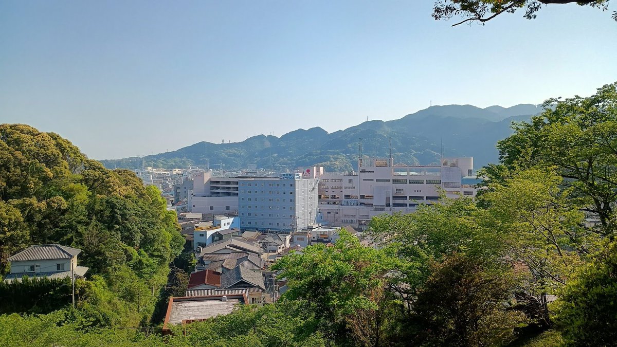 Nickel_Bouya28's tweet photo. 和歌山県新宮市、人口わずか2.4万人なのにびっくりするほど栄えているんだよね

東京、大阪、名古屋の三大都市圏からどんな交通手段を使っても4時間以上かかり、日本中どこからも遠いというまさに陸の孤島
しかし、それゆえ中心都市であり続けているのだろう

本当に行きづらいけど是非とも行ってみて https://t.co/uLBbEjjfwG