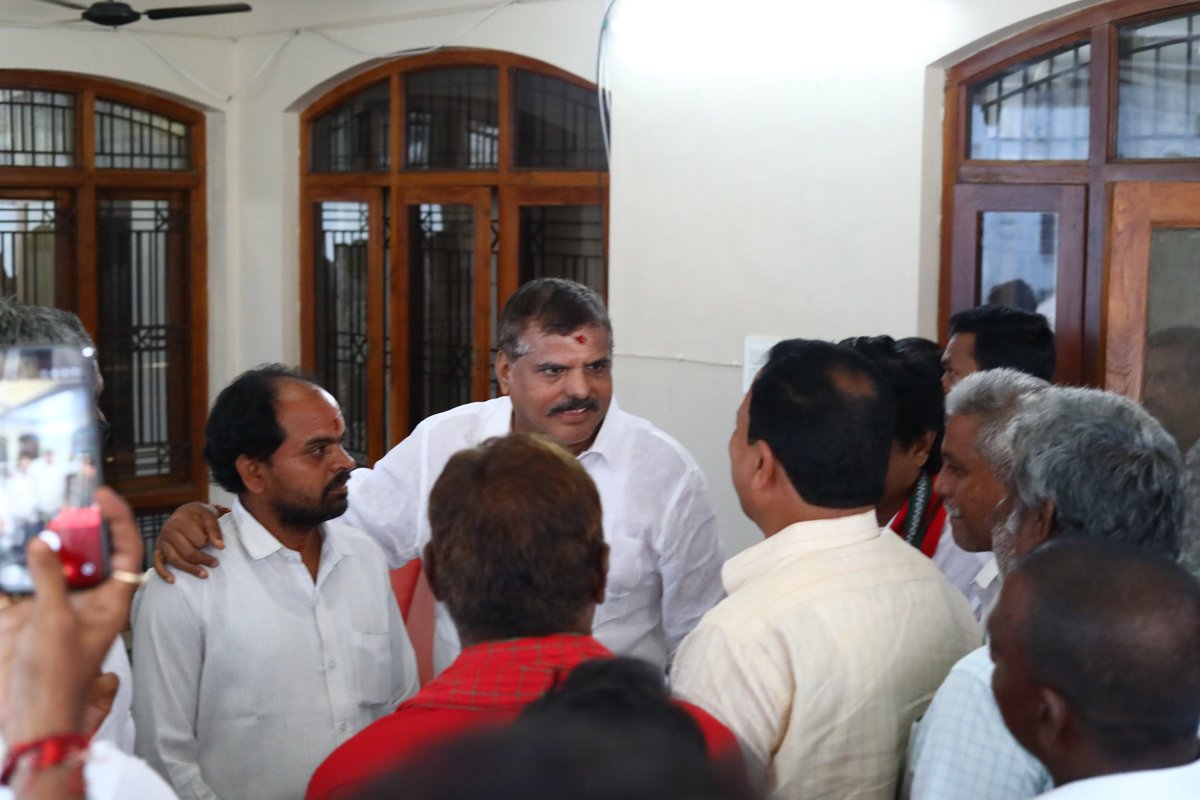BotchaBSN's tweet photo. గుర్ల మండలం గరికవలస గ్రామానికి చెందిన వైఎస్సార్‌సీపీ కుటుంబ సభ్యులు మర్యాదపూర్వకంగా కలిశారు.

ఈ సందర్భంగా రాబోయే స్థానిక సంస్థల ఎన్నికల్లో ఎంపీటీసీ, సర్పంచ్ స్థానాల్లో పార్టీ విజయమే లక్ష్యంగా నాయకులు, కార్యకర్తలు సమన్వయంతో పనిచేయాలని పిలుపునిచ్చాను. గ్రామస్థాయిలో పార్టీని మరింత బలోపేతం చేస్తూ, ప్రజలకు నిరంతరం అందుబాటులో ఉండాలని సూచించాను. నాయకులు, కార్యకర్తలంతా ఐక్యంగా ముందుకు సాగుతూ ప్రజా సమస్యల పరిష్కారానికి కృషి చేయాలని ఆకాంక్షించాను.

ఈ కార్యక్రమంలో వైఎస్సార్‌సీపీ జిల్లా అధ్యక్షులు శ్రీ బెల్లాన చంద్రశేఖర్ గారు, గుర్ల మండల నాయకులు, గరికవలస గ్రామ నాయకులు, కార్యకర్తలు పాల్గొన్నారు.

#BotchaSatyanarayana #YSJagan #Gurla #Garikavalasa #LocalBodyElections #YSRCP #AndhraPradesh