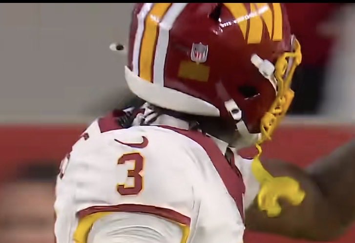 ShakobyG51153's tweet photo. @Equipment_Guru @EAMaddenNFL please have Stefon Diggs facescan update or his hair hanging out the helmet please he been rocking braids sense he was on the the Houston Texans https://t.co/FKIIVRyd2A