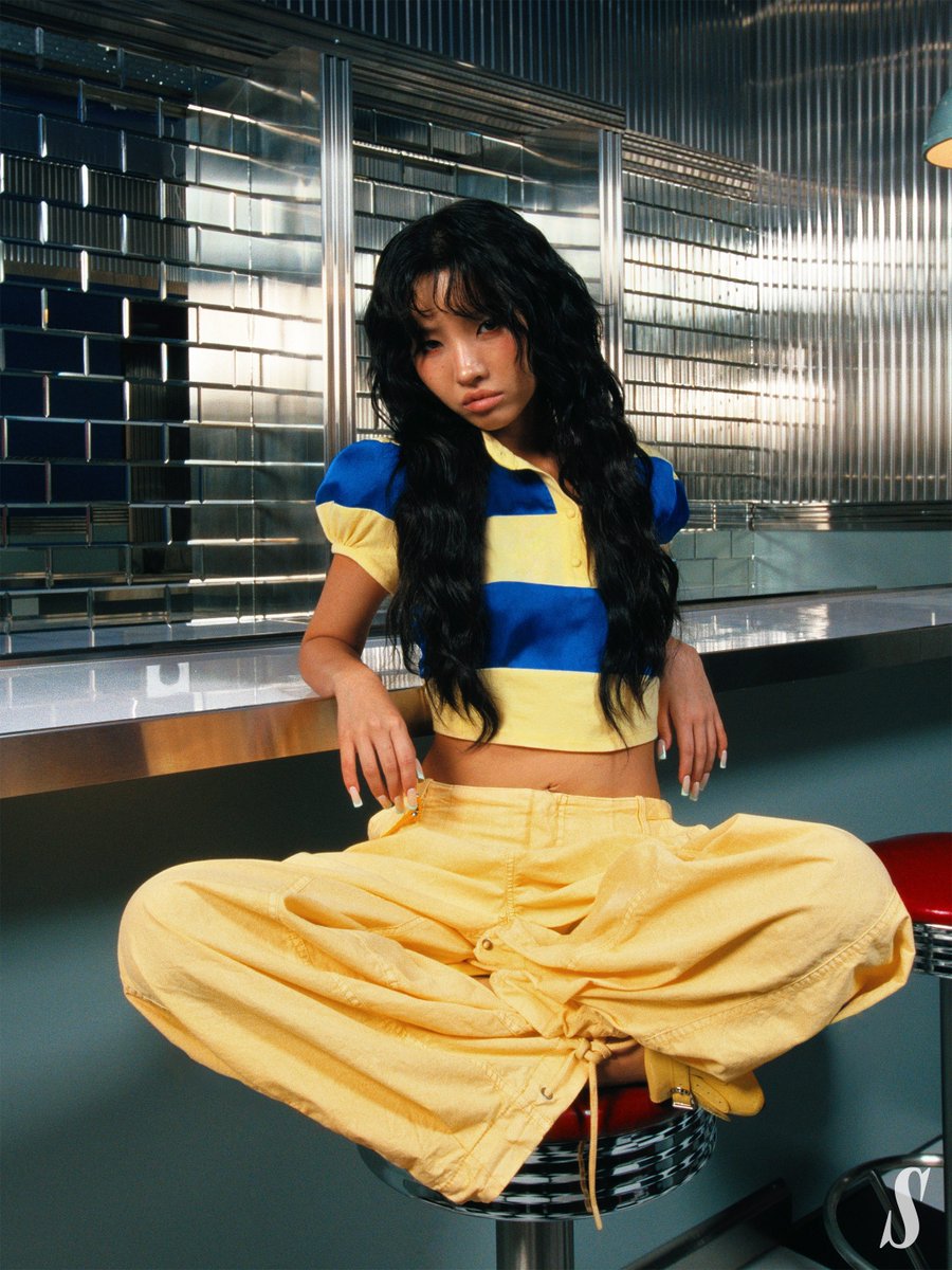 seventeen's tweet photo. Yes, @official_i_dle absolutely sees NEVERLAND chatting on Reddit trying to uncover their new music…👀 “I do try to give away fewer spoilers…but I actually enjoy seeing all the different theories fans come up with,” says SOYEON. You heard it here first! Read the interviews here: https://t.co/jkLitqYhd5