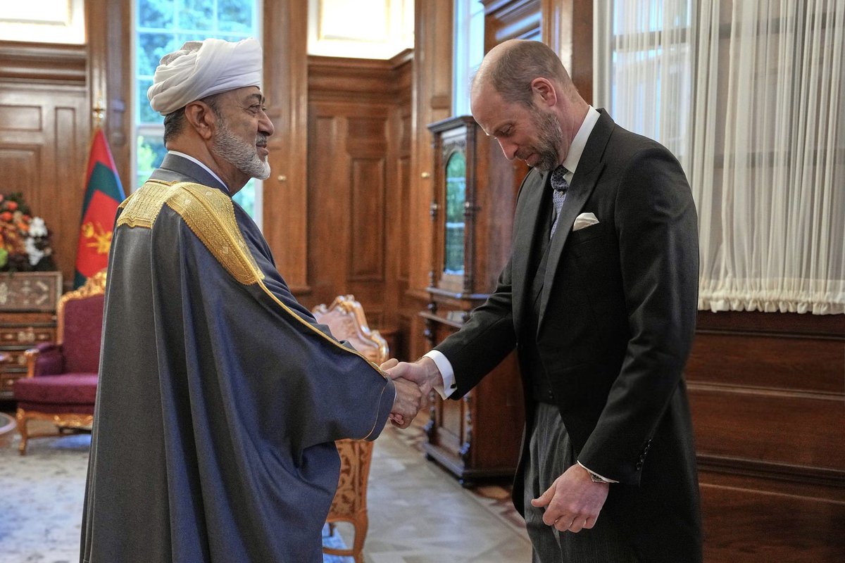 mohammed97679's tweet photo. هيبة القيادة وعراقة الترحيب لقاء يختزل معاني الاحترام المتبادل والمكانة الرفيعة لعُمان وقائدها

#سليل_السلاطين_في_بريطانيا
#السلطان_هيثم_يزور_بريطانيا https://t.co/NT5gbLlN1R