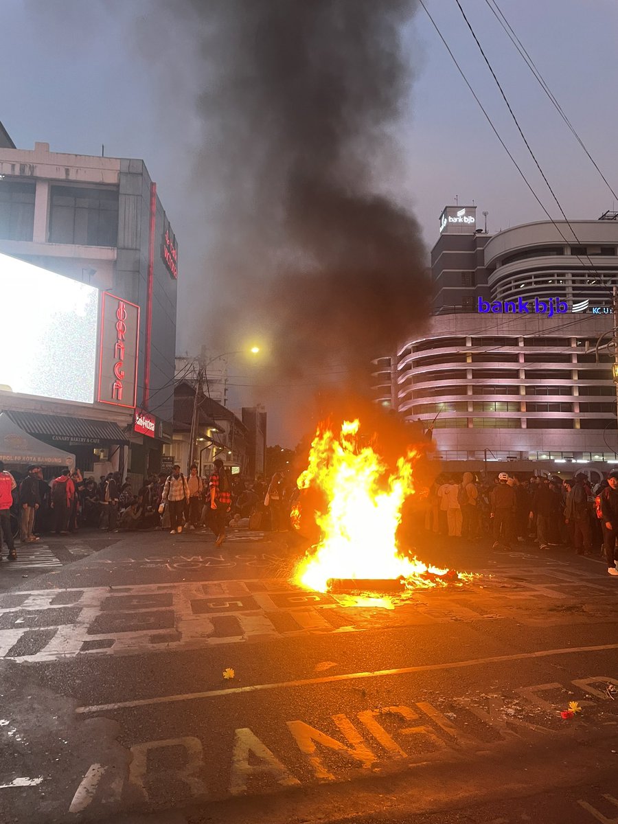 madogascar's tweet photo. Bandung ✊🏽🔥 https://t.co/ji4RYyJ5Ak