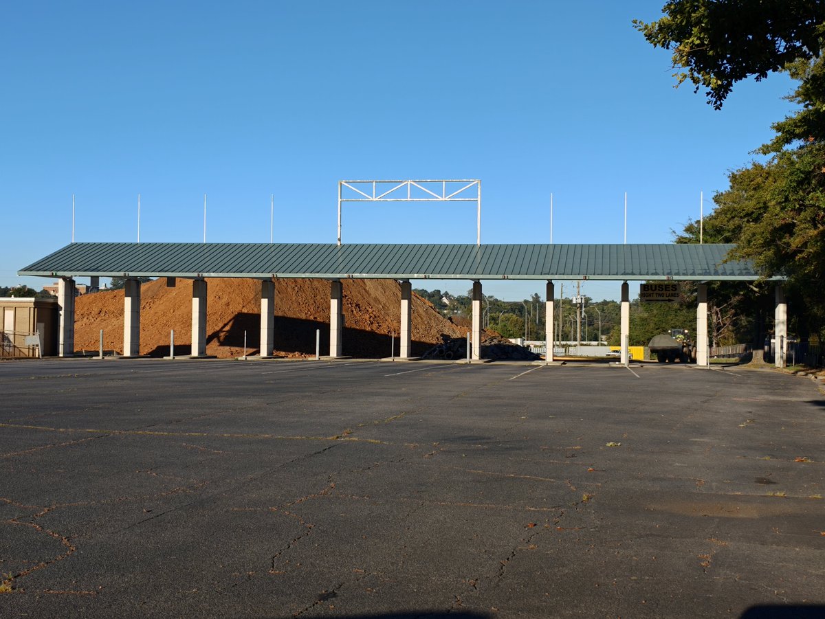basicInfluence's tweet photo. Standing outside the historic Macon Coliseum! building hosted WWF’s The Main Event on NBC and the 1996 Nitro where the Outsiders first invaded WCW. -the night Hulk Hogan got his mustache shaved by the Dungeon of Doom right here in Macon. https://t.co/zbbLBPHckL