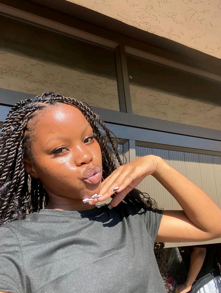 NeemaJosephh's tweet photo. Mama akinipigia simu na kuniuliza kama nimekula, najua mazungumzo hayataishia hapo. Baada ya dakika mbili tutakuwa tumejadili ndugu, majirani na mipango ya wiki nzima. 😂 https://t.co/BWAQMJL5xv