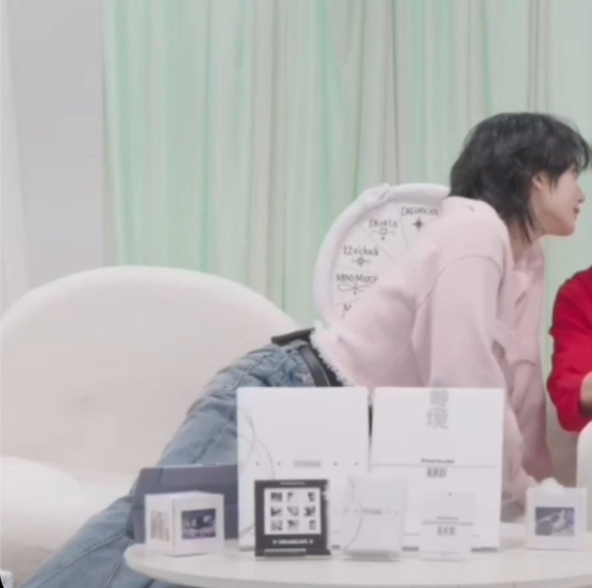 jeonghannisms's tweet photo. what are we as a society planning to do about bratty arching presenting jeonghan . https://t.co/D44YPojpGk