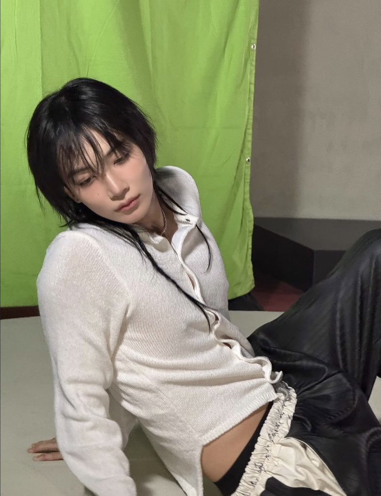 jeonghannisms's tweet photo. what are we as a society planning to do about bratty arching presenting jeonghan . https://t.co/D44YPojpGk