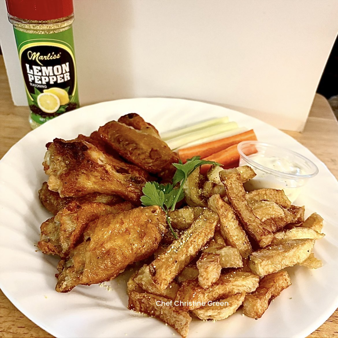 MarlissProducts's tweet photo. Thank you to Chef Christine Green for posting. @Chynableu Baked Sriracha wings, lemon pepper French fries and carrots/celery with blue cheese dipping sauce🍺 Special thanks to Kathy from Flayco Products for the Marliss Lemon Pepper Seasoning . #Marliss #Chicken #LemonPepper https://t.co/D36QF8eBF5