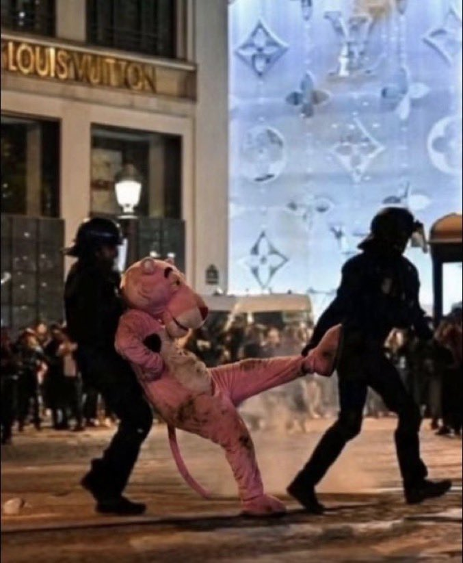dengeplus's tweet photo. Fransa'daki protestolarda görülen Pembe Panter'in yapay zeka olduğu ortaya çıktı. https://t.co/pZEG4g522z