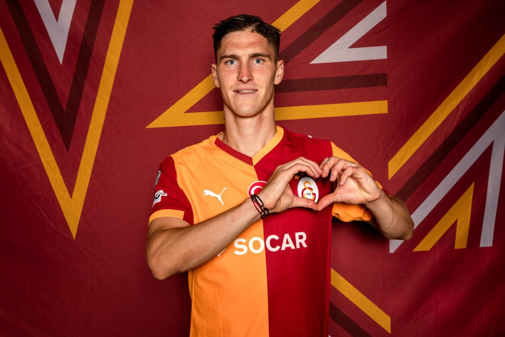 elifglxi's tweet photo. slavia pragda 10 tane şundan oynuyor amk https://t.co/tS80gpHsVR