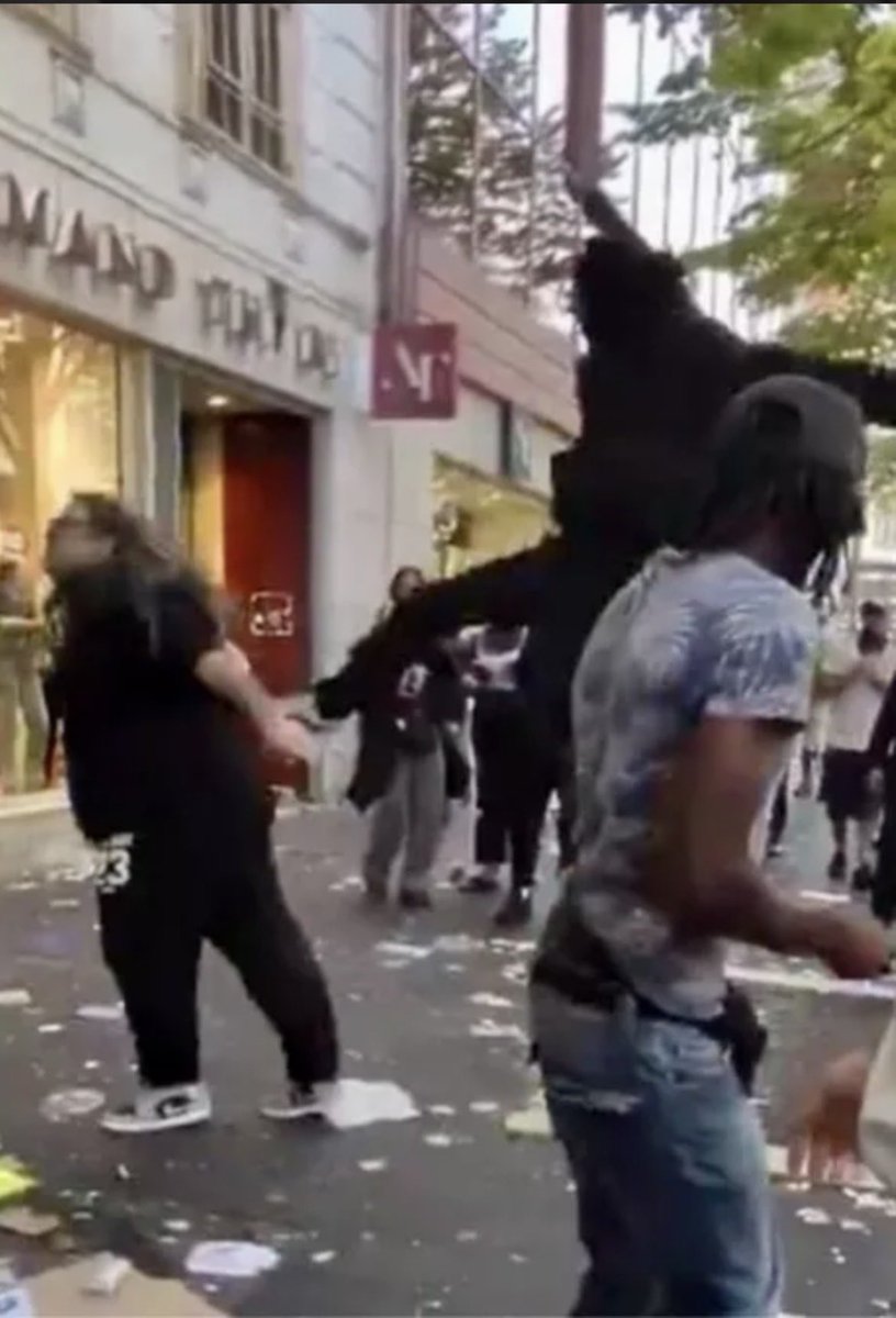 stop_violence_z's tweet photo. @ManonAubryFr Désolé mais ça ces sont des émeutes et des pillages barbares ! 
Oui LFI est derrière ces casseurs https://t.co/mVEQjhha3A